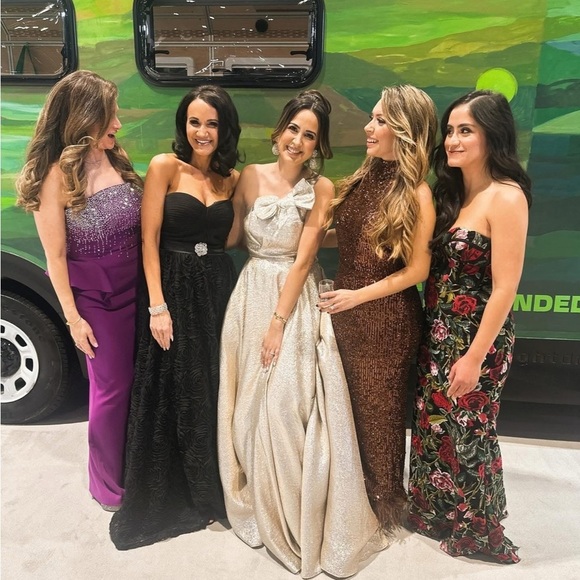 Mac Duggal
Bow One Shoulder Sleeveless Metallic Ball Women's Gown Size 4 - Picture 5 of 5